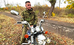 Бойцу из Югры на передовой помогает отправленный земляками мотоцикл