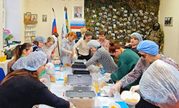 Участницы «Женского движения» упаковали сухие суповые наборы для бойцов