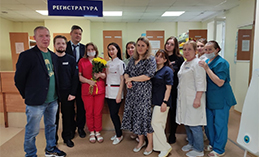 Единороссы поздравляют сотрудников сферы здравоохранения