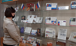 В Ханты-Мансийске открылась выставка об истории российского флага