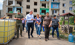 Губернатор ХМАО в Авдеевке осмотрел объекты, которые восстанавливает Югра