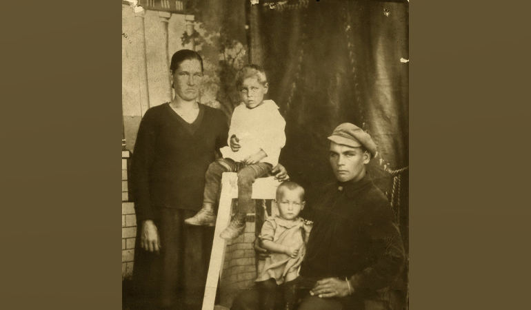 Алтухов Николай Иванович с семьей. Томск. 1929 г.jpg