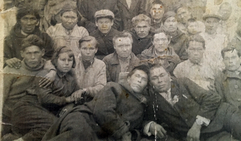 Киномеханик Михаил Пурышев с односельчанами в 1942 году.jpg Киномеханик Михаил Пурышев с односельчанами в 1942 году.jpg