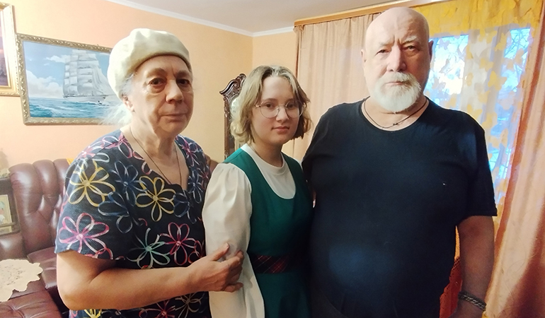 Валерий и Тамара Толстогузовы с внучкой.jpg Валерий и Тамара Толстогузовы с внучкой.jpg