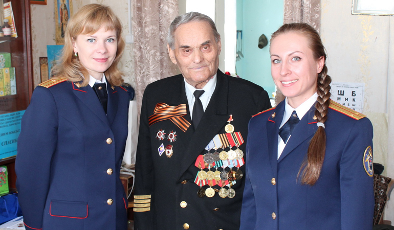Степан Денисович с сотрудницами Следственного комитета накануне 70-летия Победы..jpg Степан Денисович с сотрудницами Следственного комитета накануне 70-летия Победы..jpg
