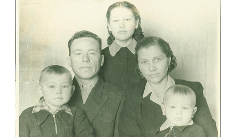 Семья Пановых в конце 50-х годов.jpg Семья Пановых в конце 50-х годов.jpg