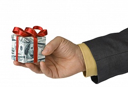 Нефтяник окружной столицы подписывал акты-приемки оказанных работ. За вознаграждение