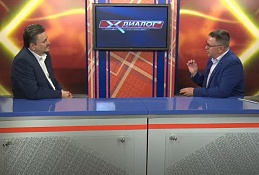 В студии директор театра кукол Павел Потапов