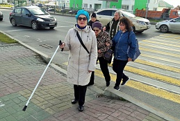 Для инвалидов по зрению автоинспекторы провели практические занятия по ПДД