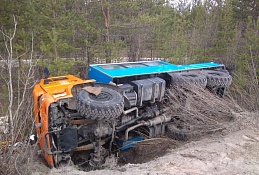 Камаз опрокинулся в Нижневартовском районе. Водитель погиб