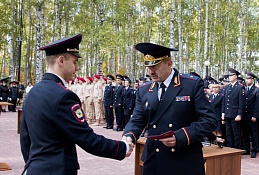Молодые полицейские Югры получили табельное оружие