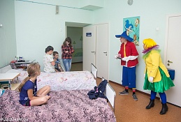 Златовласка и Незнайка посетили юных пациентов ОКБ 