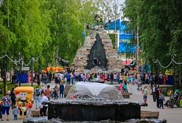 Каждое воскресенье летних месяцев в Парке им. Б. Лосева жителей и гостей окружной столицы ждет «Праздник выходного дня»: концертные, игровые и оздоровительные программы. 
