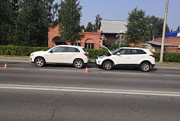 Невнимательность за рулем привела к столкновению автомобилей