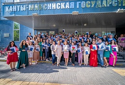 Главный врач ОКБ Ханты-Мансийска Елена Кутефа отметила лучших волонтеров-медиков за помощь в разгар пандемии