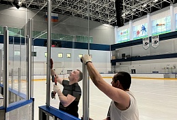 Ледовый дворец спорта обновляет хоккейную площадку