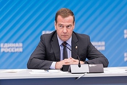 Медведев сообщил о дополнительном финансировании регионов на школьные автобусы и «скорые» в объеме до 10 млрд рублей