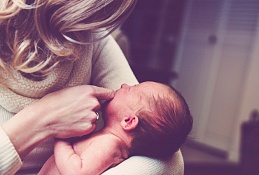 Югорчанам, у которых недавно родился первенец, выдадут по 10 тыс. рублей на семью
