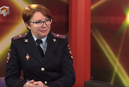 В студии начальник отдела по вопросам миграции Оксана Семёнова