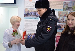  Полицейские Ханты-Мансийска провели акцию «8 Марта - в каждый дом»
