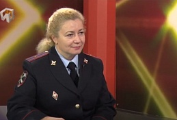 В студии начальник отдела по работе с личным составом Ольга Голубева
