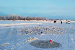  Бензовоз, который провалился под лёд на Иртыше, достали из воды