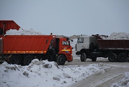 Более 50 вагонов снега ежедневно вывозят из Ханты-Мансийска