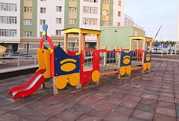 На Югорской отремонтировали детскую площадку