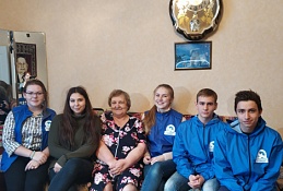 «Добровольцы – комсомольцам». Волонтёры Победы помогли ветеранам Ханты-Мансийска