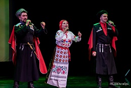 На сцене КДЦ «Октябрь» состоялся концерт новороссийских артистов