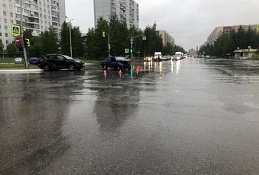 Неопытный водитель проигнорировал запрещающий сигнал светофора