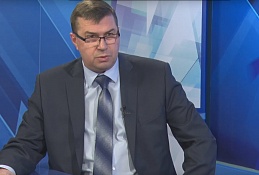 В студии начальник управления транспорта, связи и дорог Виталий Шелковой 