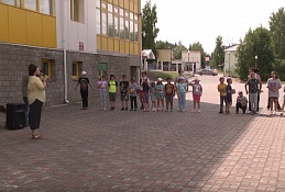 Чем занимаются дети в школьном лагере?