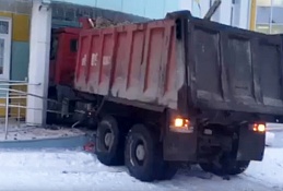 Грузовик врезался в крыльцо детского сада в Ханты-Мансийске