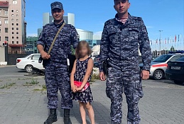 В столице Югры сотрудники вневедомственной охраны Росгвардии нашли потерявшегося ребенка