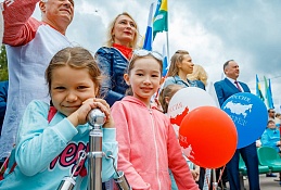 Ханты-Мансийск отметил День России и День города рождением 100-тысячного жителя
