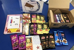 Почта России бесплатно доставит более 400 кг сладостей солдатам
