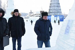  Комиссия выявила недочёты ледового городка на главной площади Ханты-Мансийска
