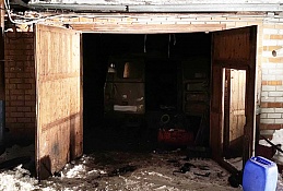 Пожарные Ханты-Мансийска тушили гараж на Промышленной