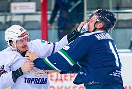 ХК «Югра» опубликовал видео драки с нападающим Махановским