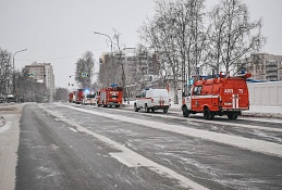Хозяйственная постройка загорелась на улице Сутормина