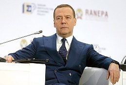 Медведев: в России нужно переобучить порядка миллиона чиновников