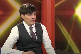 В студии худрук ансамбля "Сибирь-Брасс" Али Садик