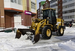 В Ханты-Мансийске на борьбу со снегопадом брошено более 50 единиц техники