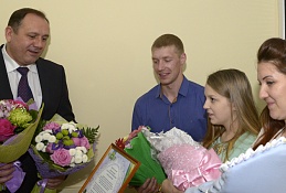 Глава Ханты-Мансийска поздравил горожанок с Днём матери