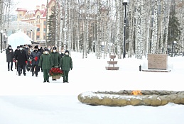 Делегация из Молдовы возложила цветы к Вечному огню в Ханты-Мансийске 