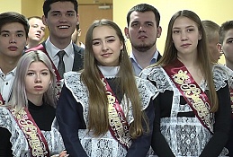Выпускников Ханты-Мансийска с окончанием школы поздравила Наталья Комарова